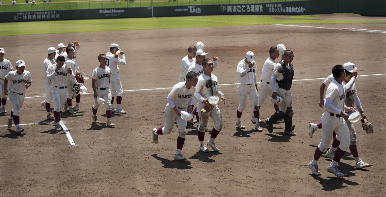 八王子対早実　八王子に勝利し引き揚げる早実の選手たち（撮影・小島史椰）