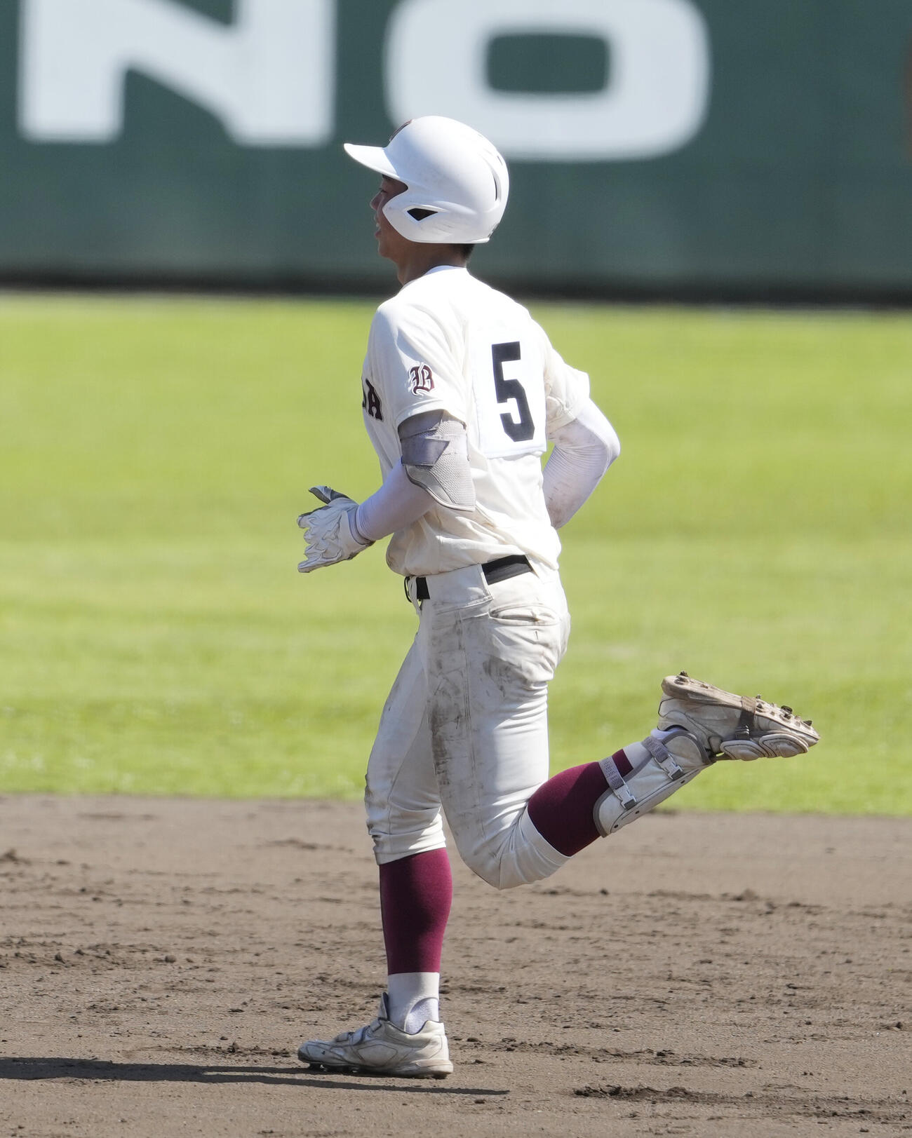 八王子対早実　2回裏早実2死一、二塁、3点本塁打を放ちダイヤモンドを回る西村悟志（撮影・小島史椰）
