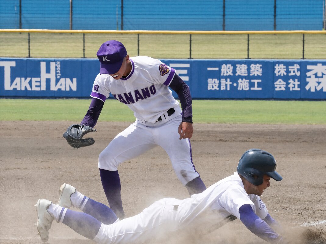 金足農対横手　4回、暴投でホームインを許す金足農・斎藤遼夢投手（撮影・高橋香奈）