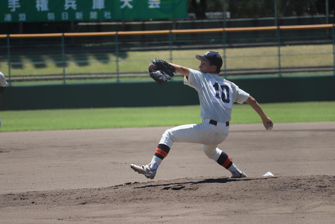 三木対仁川学院　3回途中から登板し流れを引き寄せる好投をみせた仁川学院・古谷洋（撮影・佐藤妙月）