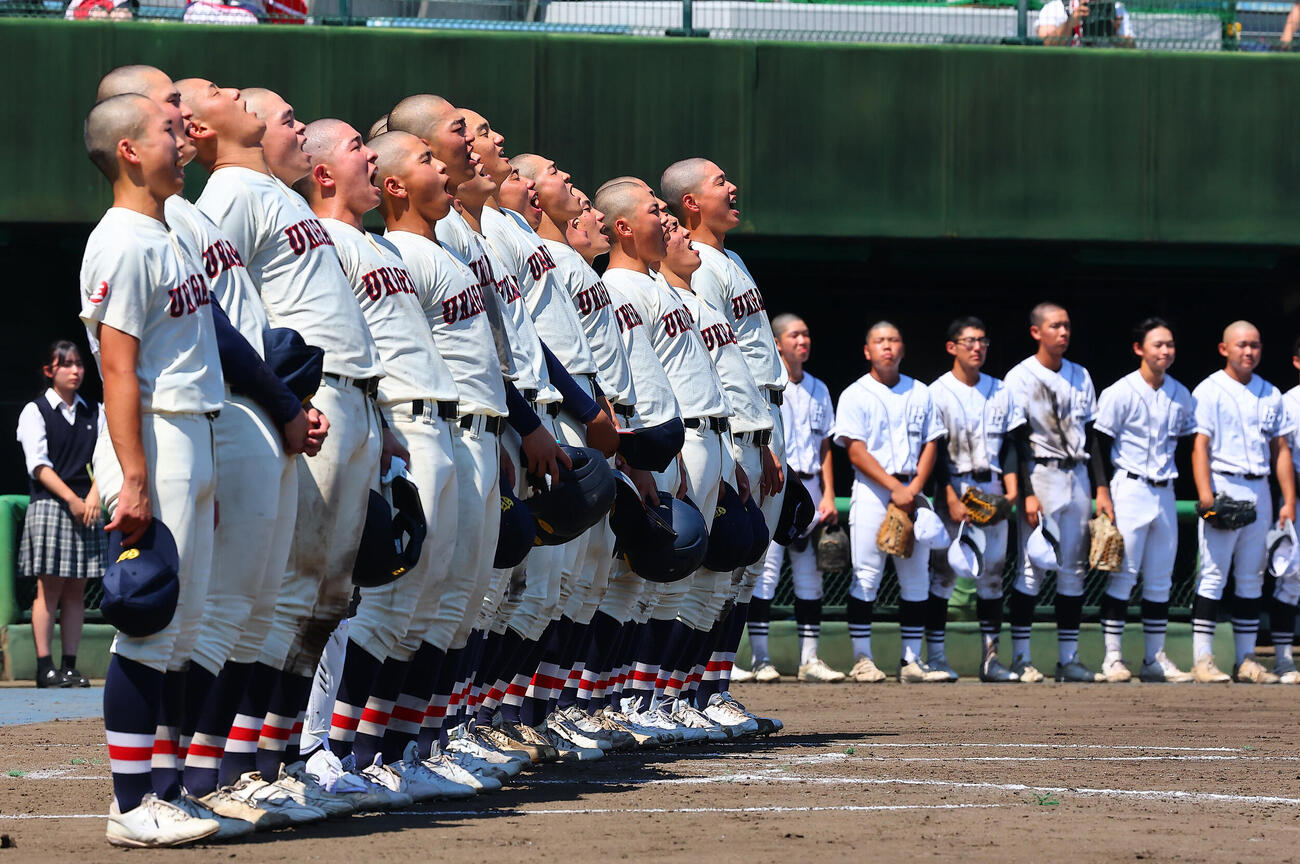本庄東対浦和学院　8回コールド勝ちし、校歌を斉唱する浦和学院の選手たち（撮影・野上伸悟）