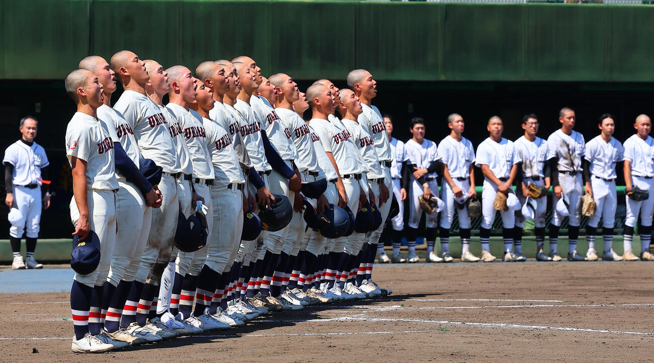 本庄東対浦和学院　8回コールド勝ちし、校歌を斉唱する浦和学院の選手たち（撮影・野上伸悟）
