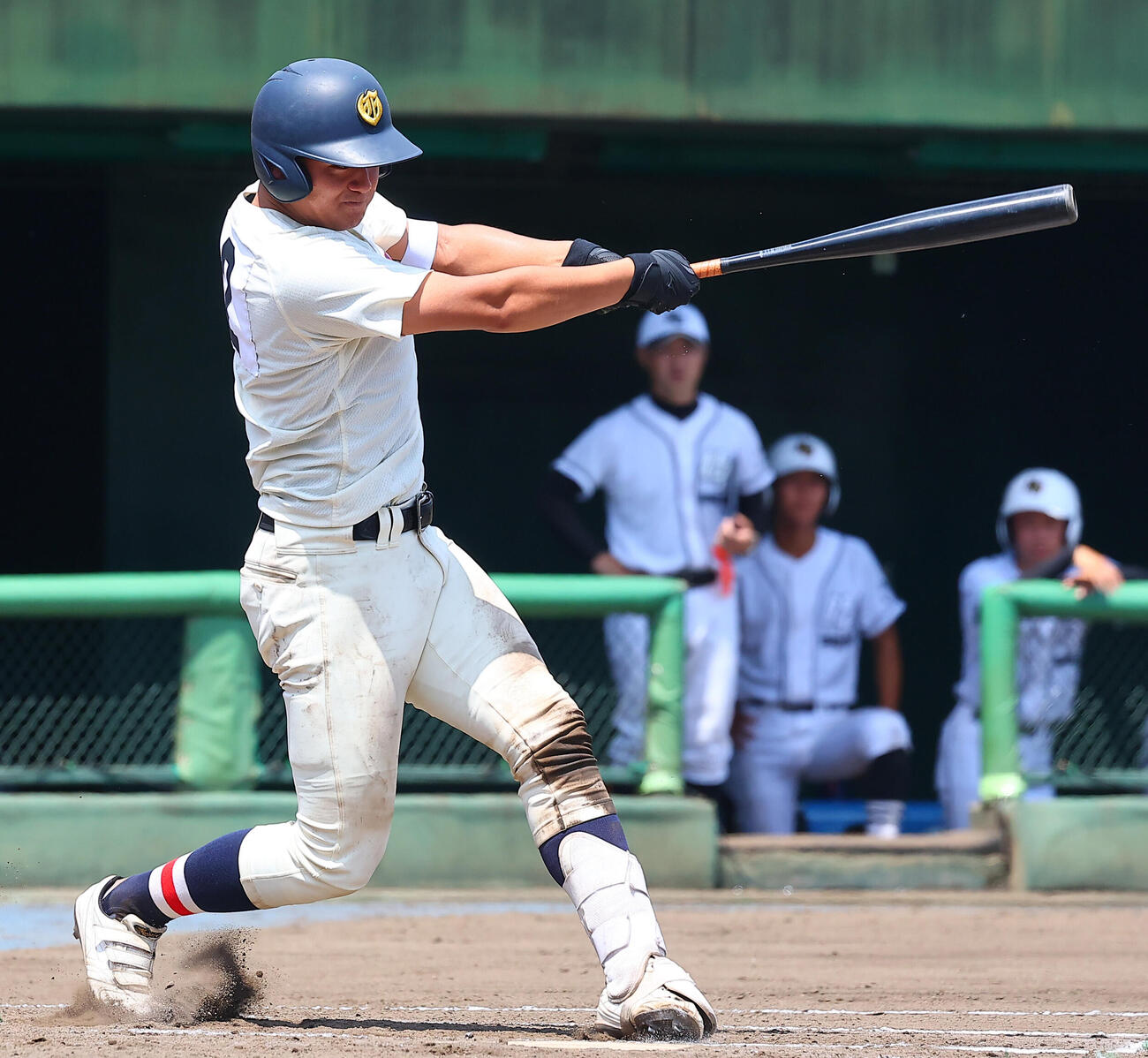 本庄東対浦和学院　6回裏浦和学院1死一、二塁、適時安打を放つ内藤蒼（撮影・野上伸悟）