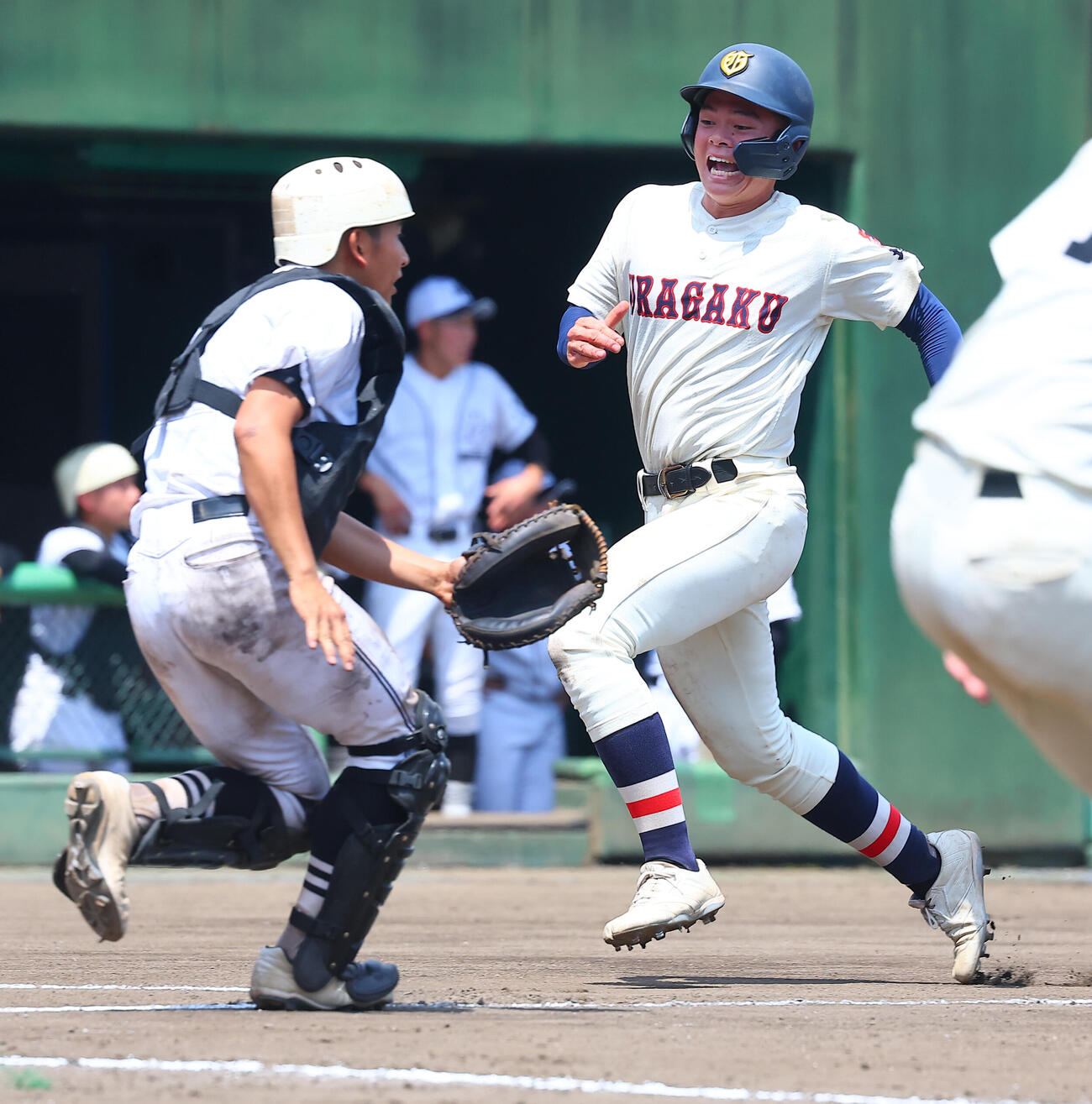 本庄東対浦和学院　6回裏浦和学院1死一、二塁、内藤蒼の適時安打で生還する藤沢昂輝（撮影・野上伸悟）