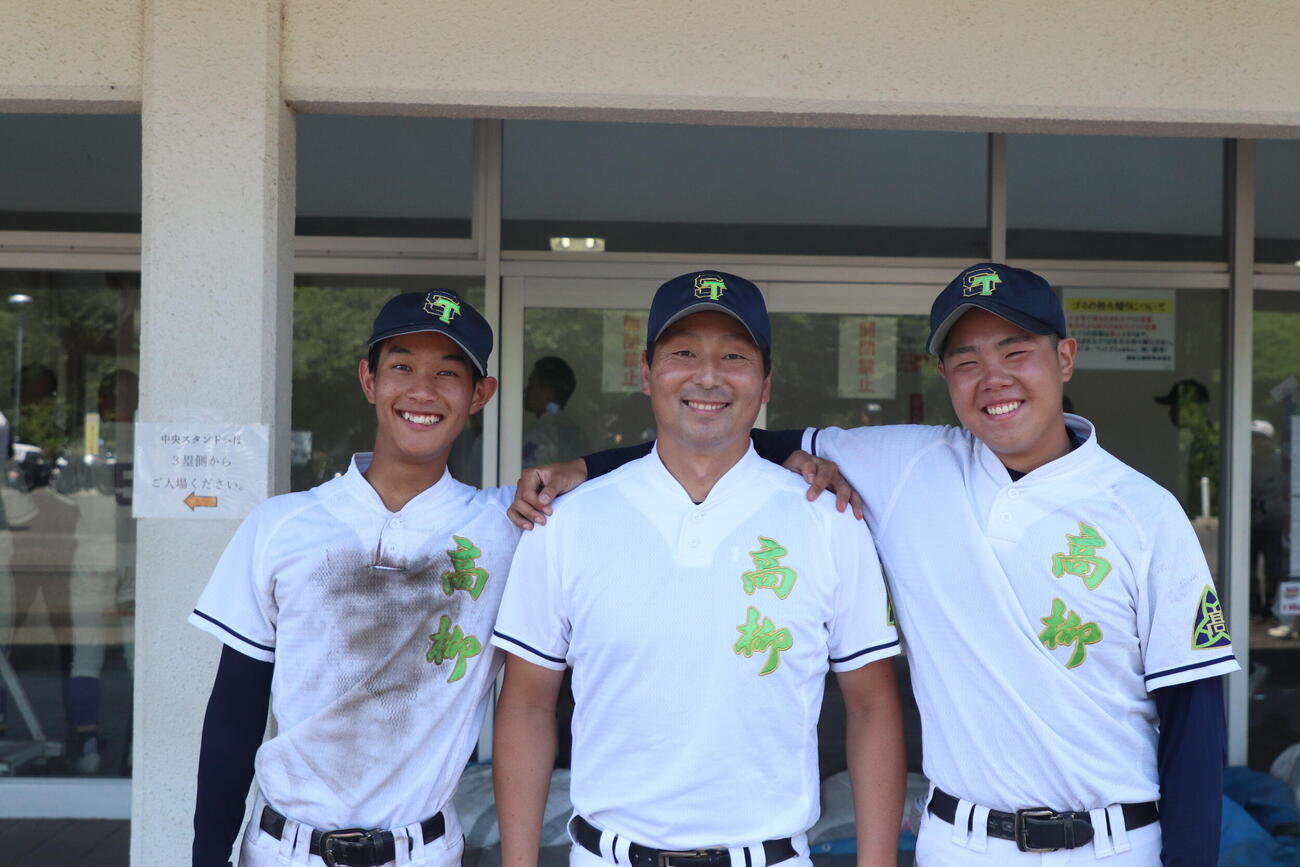 高校野球千葉大会2回戦　試合後、球場入り口で写真に収まる沼南高柳野球部のメンバー。左から木山大翔、柴田遼太郎監督、秋谷響（撮影・服部航大）