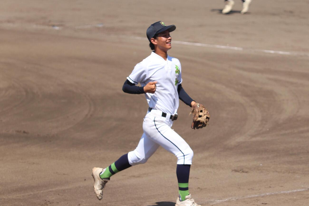 高校野球千葉大会2回戦　笑顔でベンチに戻る沼南高柳・木山大翔（撮影・服部航大）