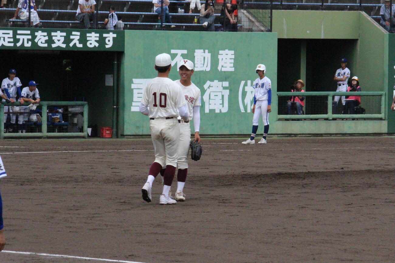 四谷学院は4回2死一、三塁のピンチで2番手の小野投手から橋口投手へ交代した（撮影・平井勉）
