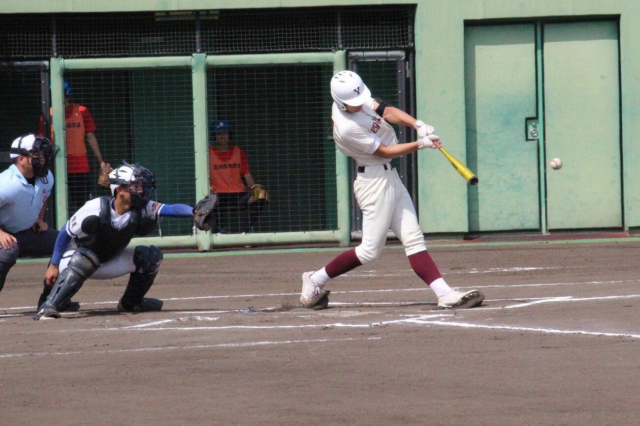 四谷学院は6回、4番吉田が右前打を放ち、1死一、三塁のチャンスをつくったが、後続が抑えられ無得点に終わった。