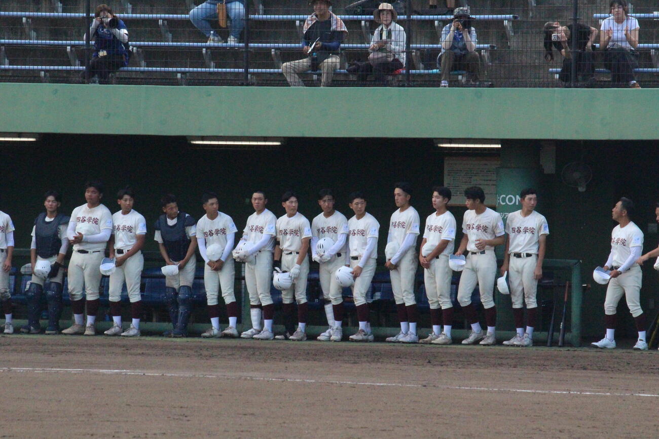 公式戦初出場した四谷学院は7回コールド負けを喫し、ベンチ前で肩を落としながら整列した