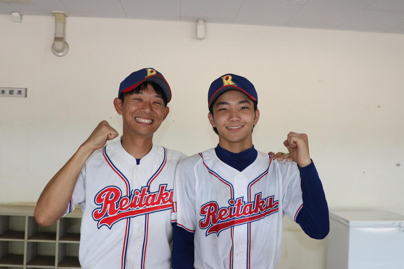 肩を組む麗沢・小宅崚太監督（左）と水間健輔外野手（右）