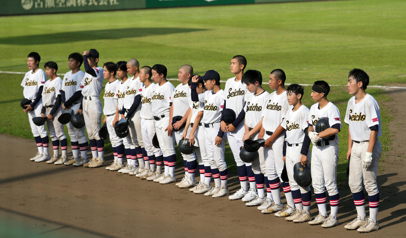 青鳥特別支援対明法　明法に敗れスタンドにあいさつする青鳥特別支援の選手たち（撮影・小島史椰）