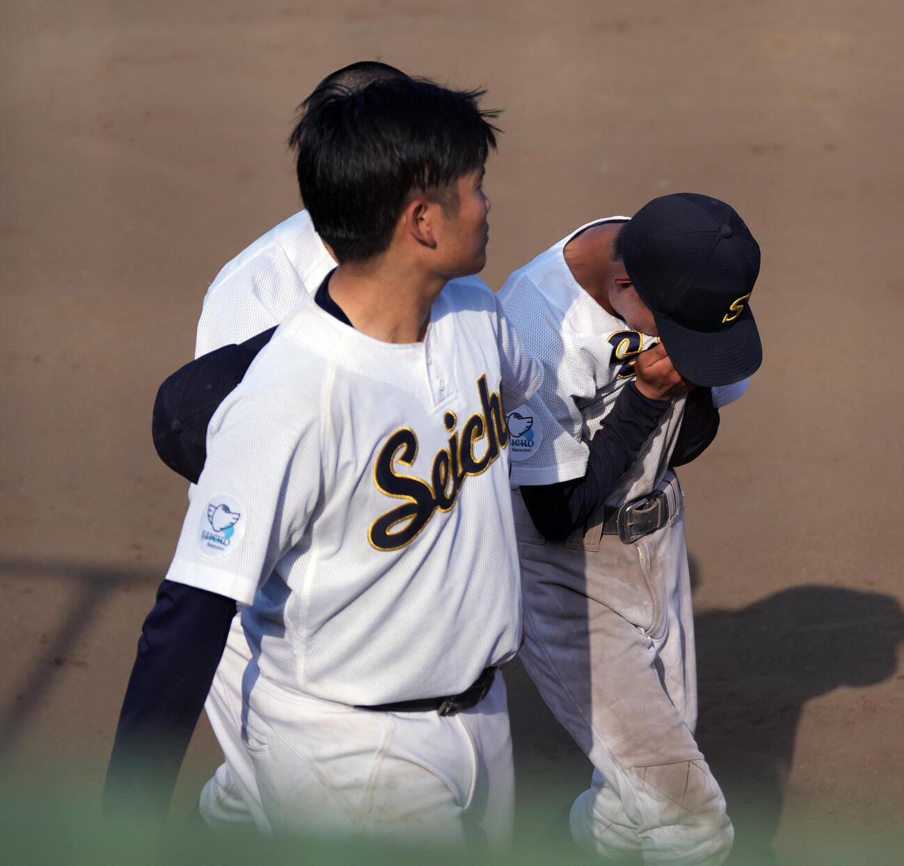 青鳥特別支援対明法　明法に敗れ涙を流す青鳥特別支援・岩本大志（右）（撮影・小島史椰）