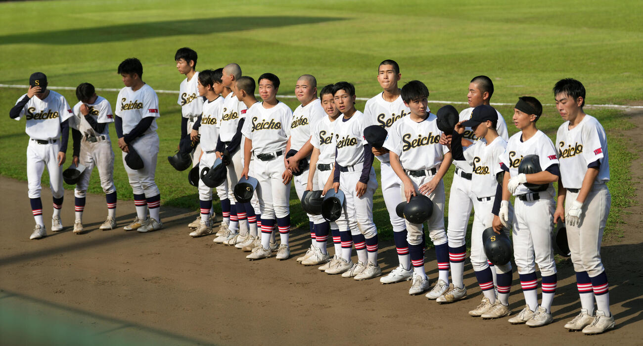 青鳥特別支援対明法　明法に敗れスタンドにあいさつする青鳥特別支援の選手たち（撮影・小島史椰）