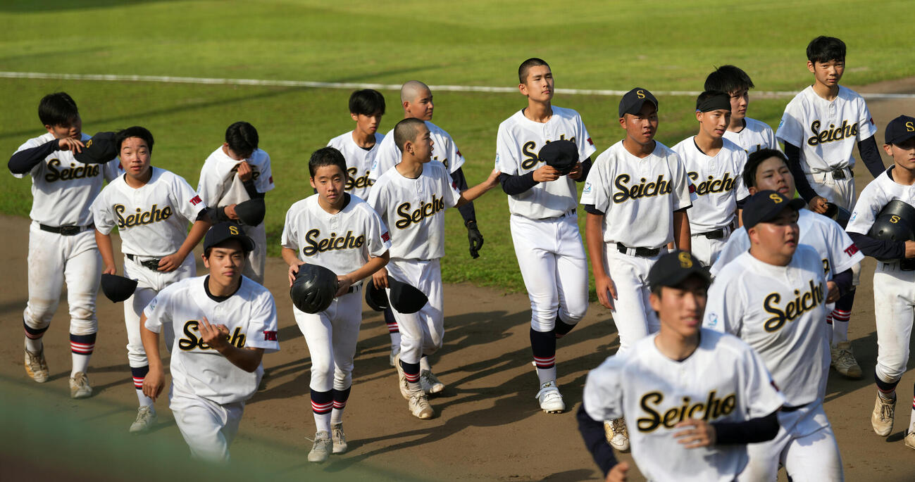 青鳥特別支援対明法　明法に敗れ悔しい表情を見せる青鳥特別支援の選手たち（撮影・小島史椰）