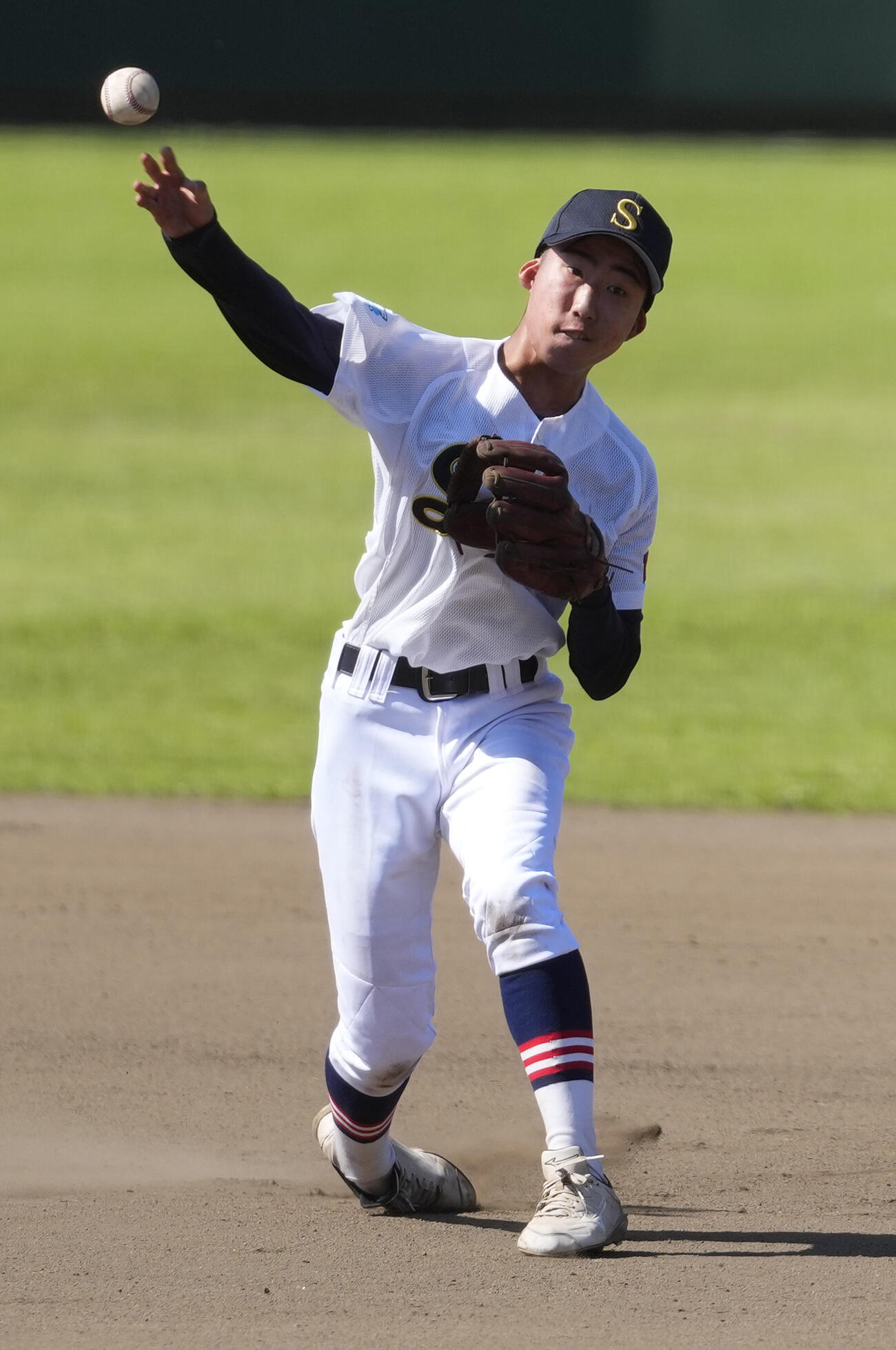 青鳥特別支援対明法　1回裏明法無死一塁、伊沢蓮太郎の遊ライナーを好捕し併殺に仕留めた岩本大志（撮影・小島史椰）