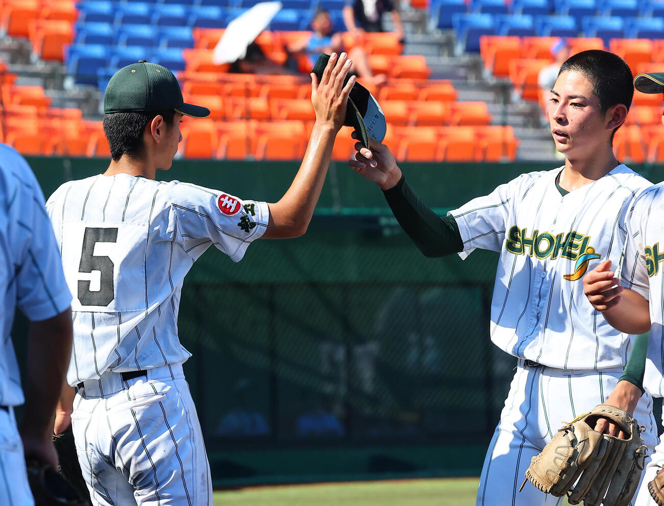 聖望学園対昌平　ハイタッチする昌平の双子の弟・佐藤光輝（左）と兄で先発の佑輝（撮影・野上伸悟）