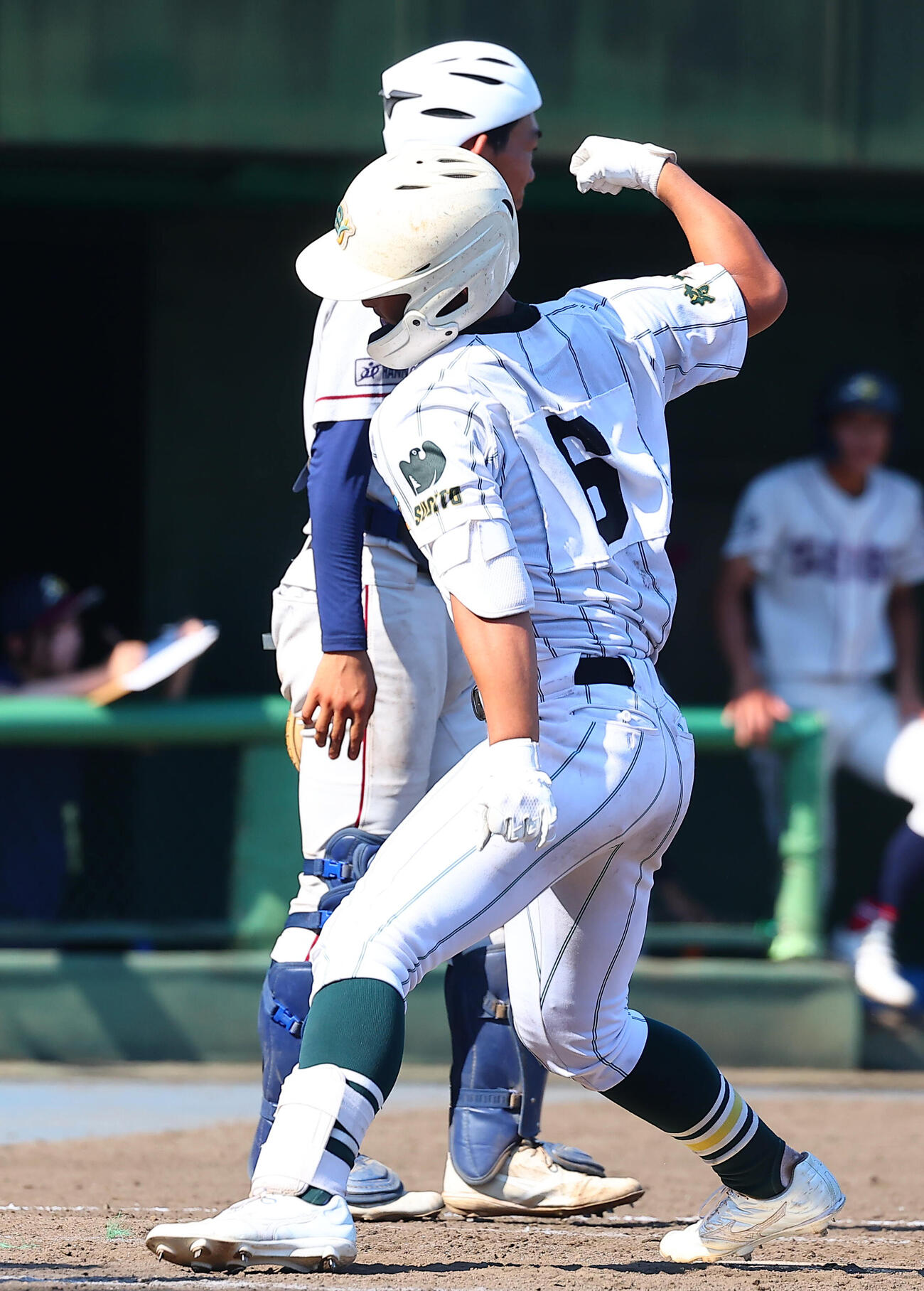 聖望学園対昌平　4回裏昌平2死二塁、2点本塁打を放ち喜ぶ中島航作（撮影・野上伸悟）
