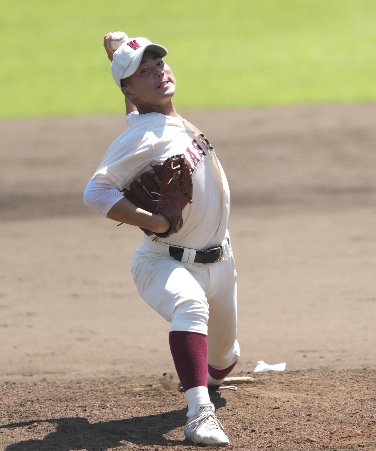 八王子対早実　7回表から登板し力投する早実・石毛慎二郎（撮影・小島史椰）