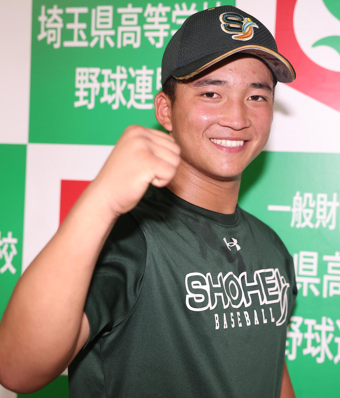 聖望学園対昌平　本塁打を放った昌平・中島航作は、笑顔をみせる蒼でガッツポーズ（撮影・野上伸悟）