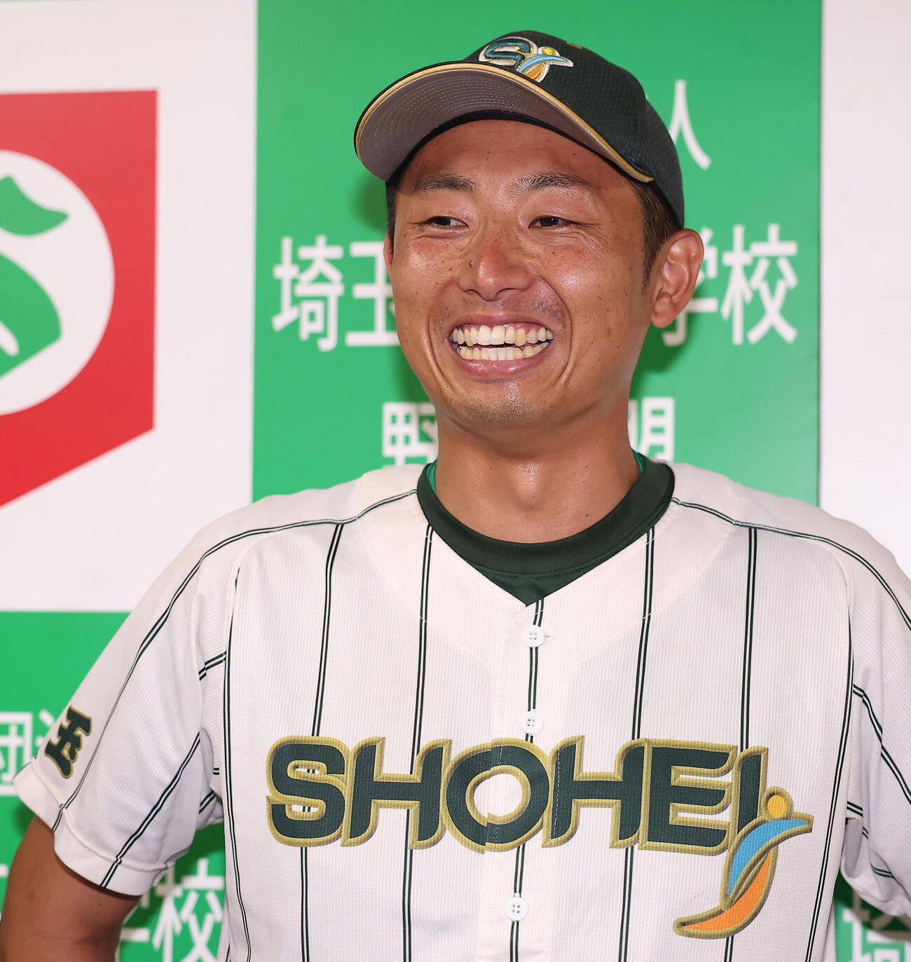 聖望学園対昌平　勝利し笑顔で取材対応する昌平・岩崎優一監督（撮影・野上伸悟）