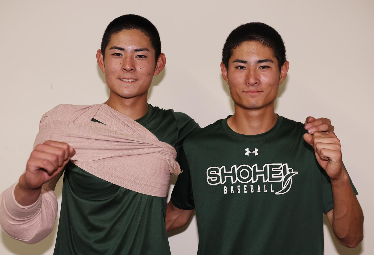 聖望学園対昌平　勝利し笑顔でガッツポーズの、昌平・佐藤佑輝（左）、佐藤光輝の双子の兄弟（撮影・野上伸悟）