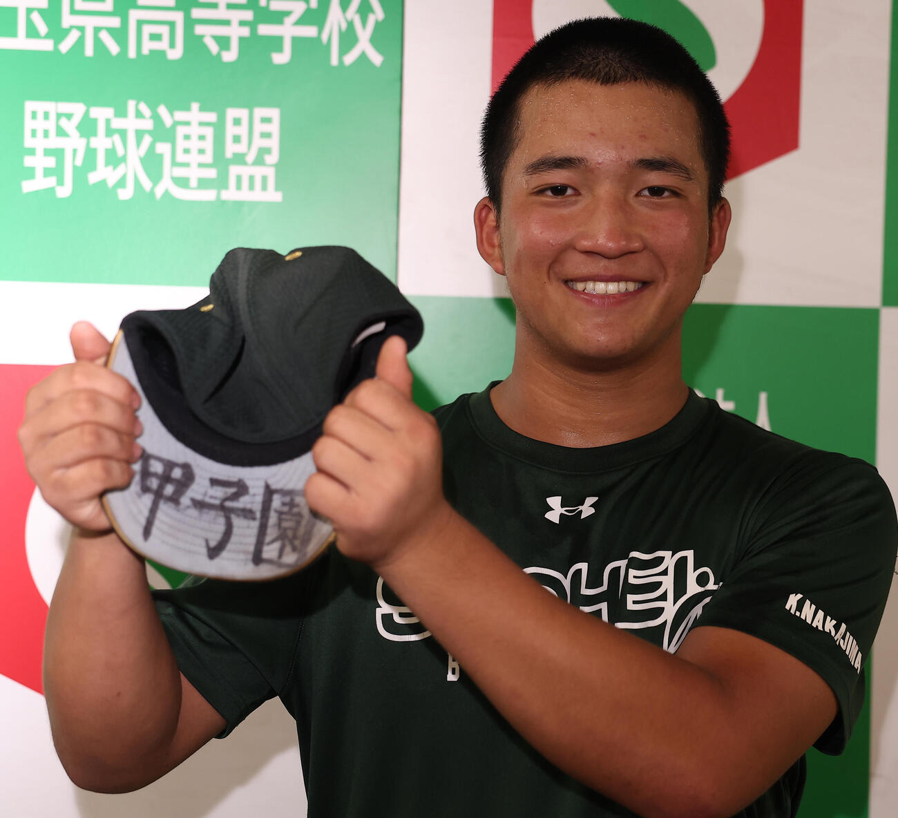 聖望学園対昌平　本塁打を放った昌平・中島航作は、甲子園と書かれた帽子を手に笑顔（撮影・野上伸悟）