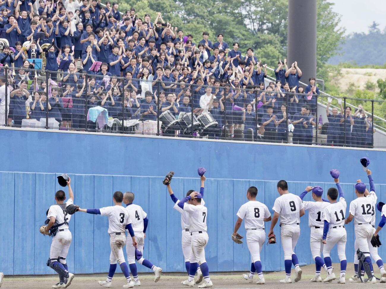 金足農対横手　勝利後、スタンドにあいさつをする横手ナイン（撮影・高橋香奈）