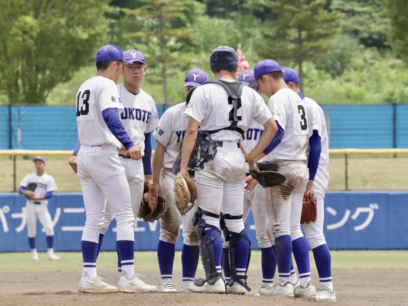 金足農対横手　勝利まであと1アウトとしマウンドに集合する横手ナイン（撮影・高橋香奈）