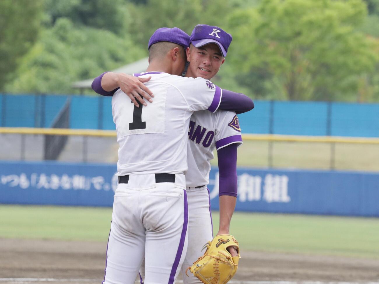 金足農対横手　最後のキャッチボールのあと抱き合う金足農・斎藤遼夢投手（左）と武藤一斗内野手（撮影・高橋香奈）