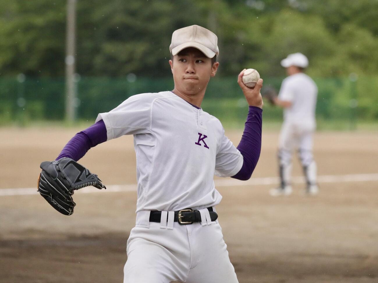 キャッチボールをする金足農・斎藤遼夢（撮影・高橋香奈）