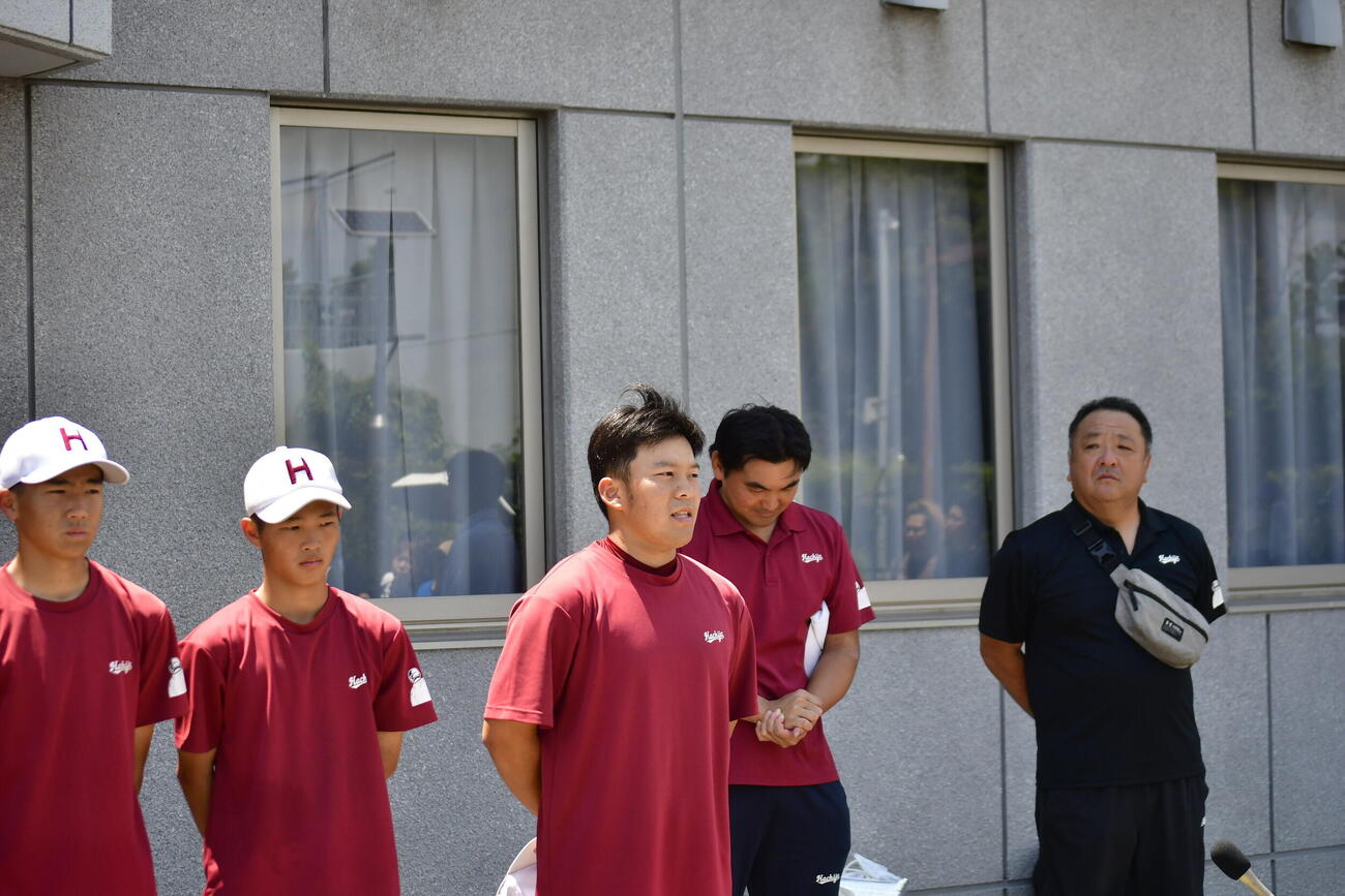 応援に来てくれた関係者に挨拶する八丈主将の長戸路（撮影・平山連）