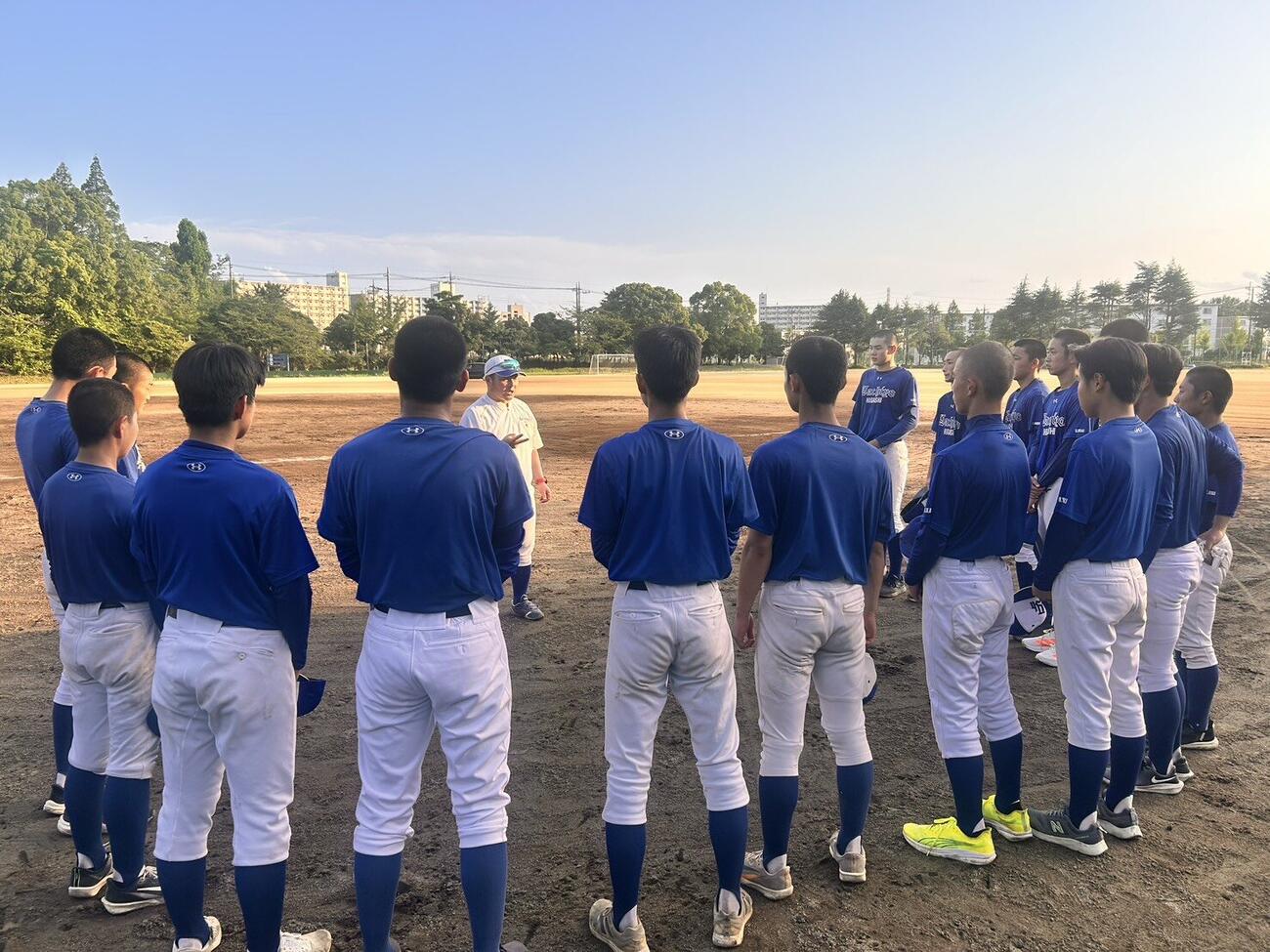 大会前に訪れると、中村監督の言葉を熱心に耳を傾ける八千代東の選手たちがいた（撮影・平山連）