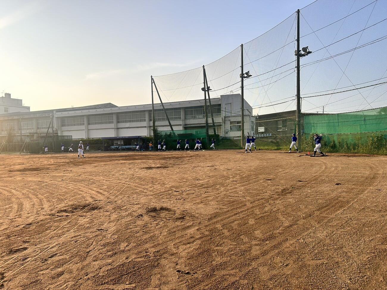 八千代東の敷地内にある甲子園出場の記念碑（撮影・平山連）