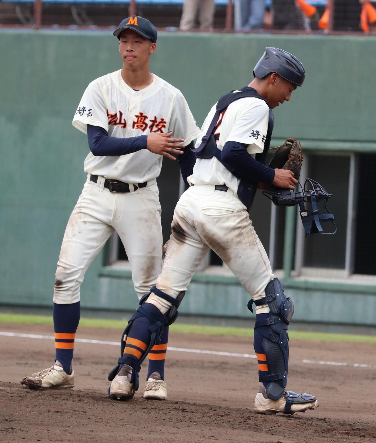 第108回全国高校野球埼玉大会　2回戦　大宮対松山　マウンド上の松山・吉田兼梧（左）、吉田翔梧（撮影・会田京叶）＝2026年7年11日