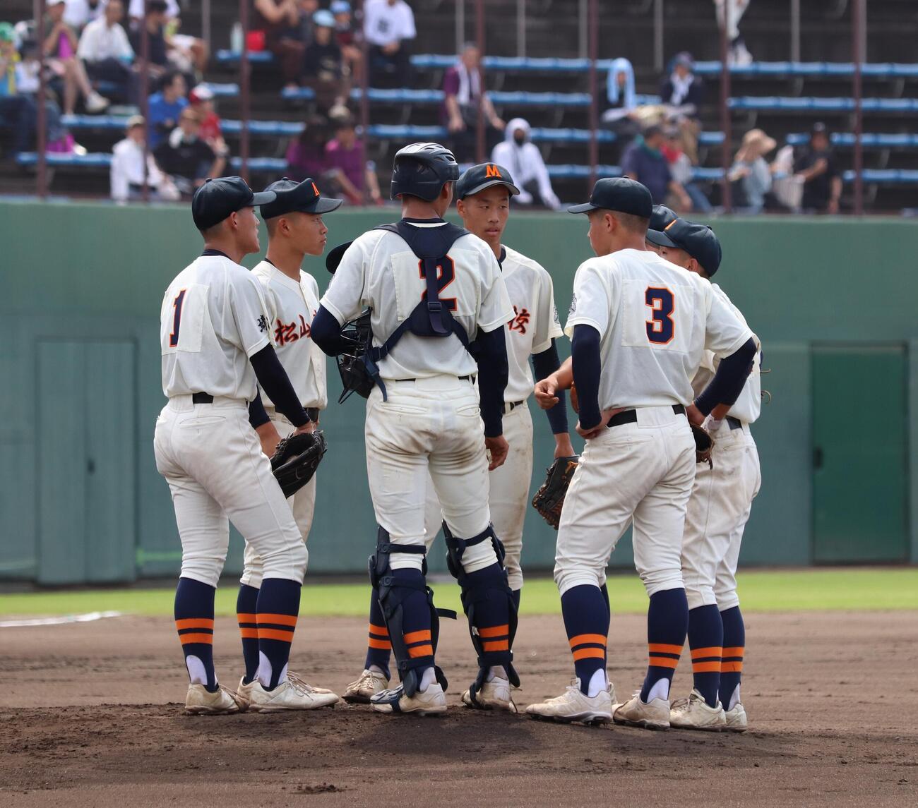 第108回全国高校野球埼玉大会　2回戦　大宮対松山　マウンドに集まる松山の選手たち（撮影・会田京叶）＝2026年7年11日