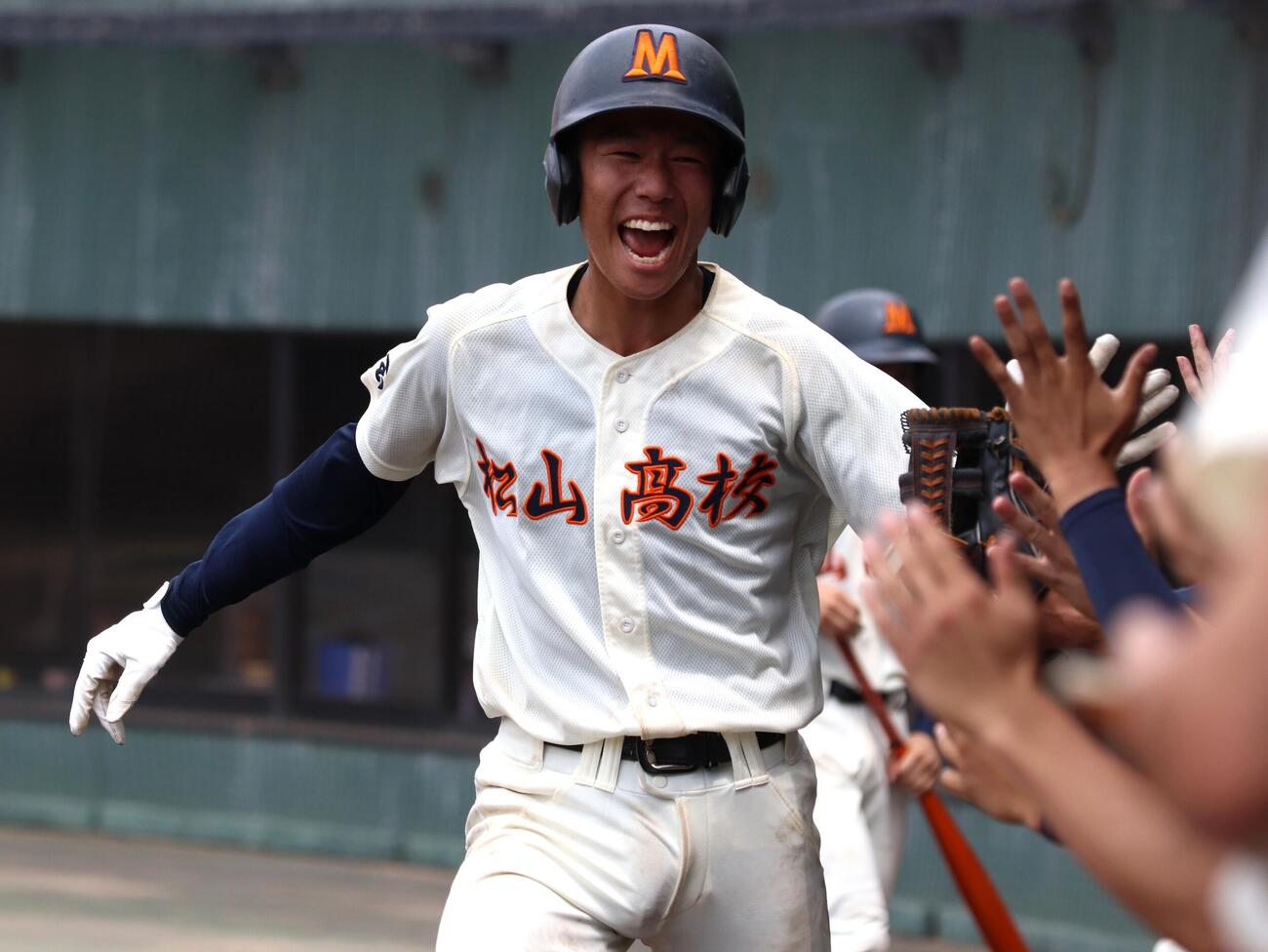 第108回全国高校野球埼玉大会　2回戦　大宮　3回裏本塁に生還し仲間とハイタッチする松山・吉田翔棋（撮影・会田京叶）＝2026年7年11日