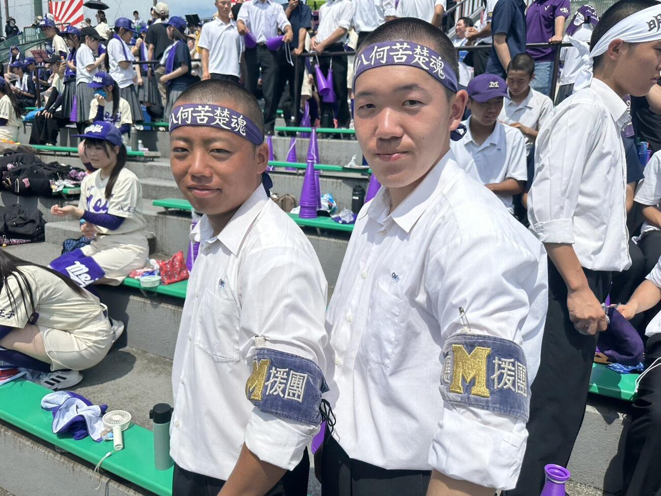 第108回全国高校野球西東京大会　1回戦　明大八王子対日大二　応援団長の明大八王子・梶翔太（左）と副団長の和田幸典（撮影・田島優大）