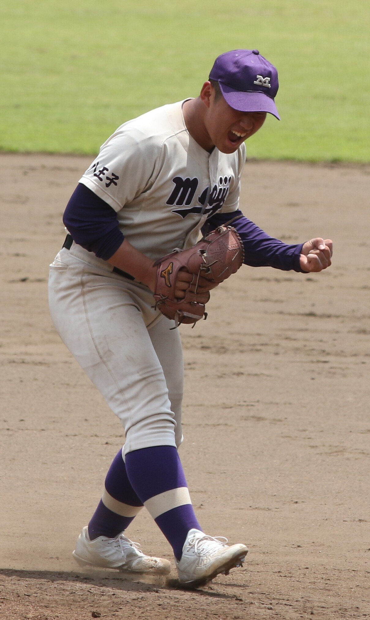 第108回全国高校野球西東京大会　1回戦　明大八王子対日大二　最後の打者を打ち取りガッツポーズする明大八王子・高橋僚（撮影・田島優大）