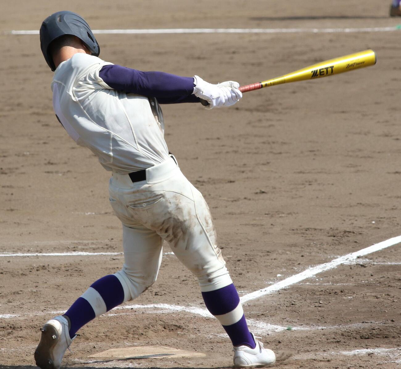 第108回全国高校野球西東京大会　1回戦　明大八王子対日大二　2回、右前適時打を放つ明大八王子・前田大成（撮影・田島優大）