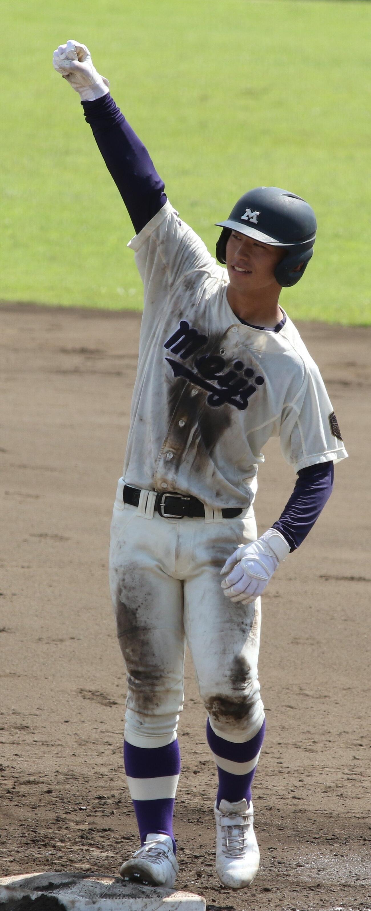 第108回全国高校野球西東京大会　1回戦　明大八王子対日大二　2回、右前適時打を放ち塁上でガッツポーズする明大八王子・前田大成（撮影・田島優大）
