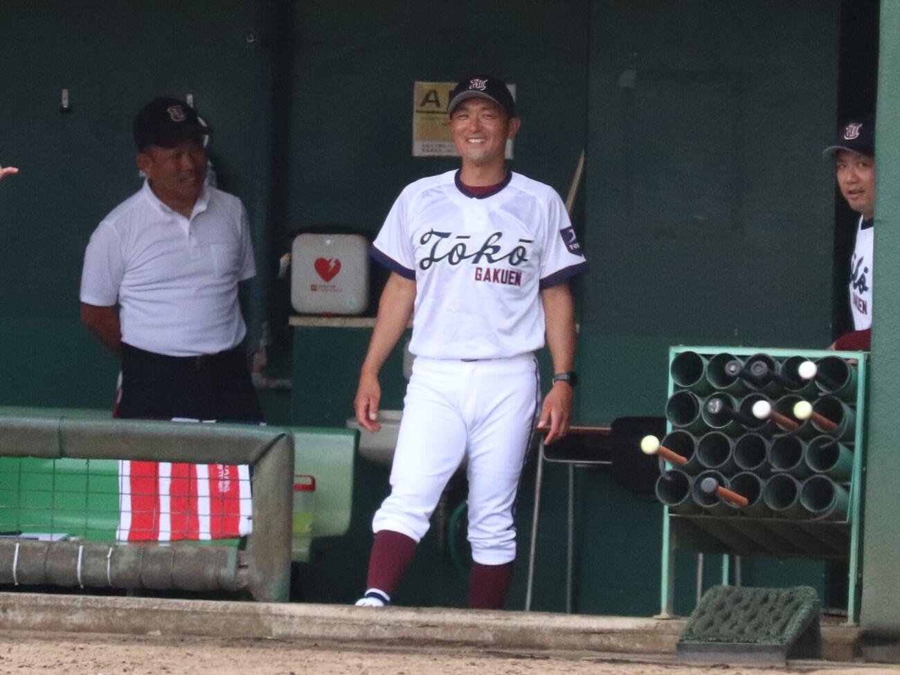 時折、笑顔を浮かべながら、夏の初采配を奮う、桐光学園の天野喜英監督（撮影・保坂淑子）