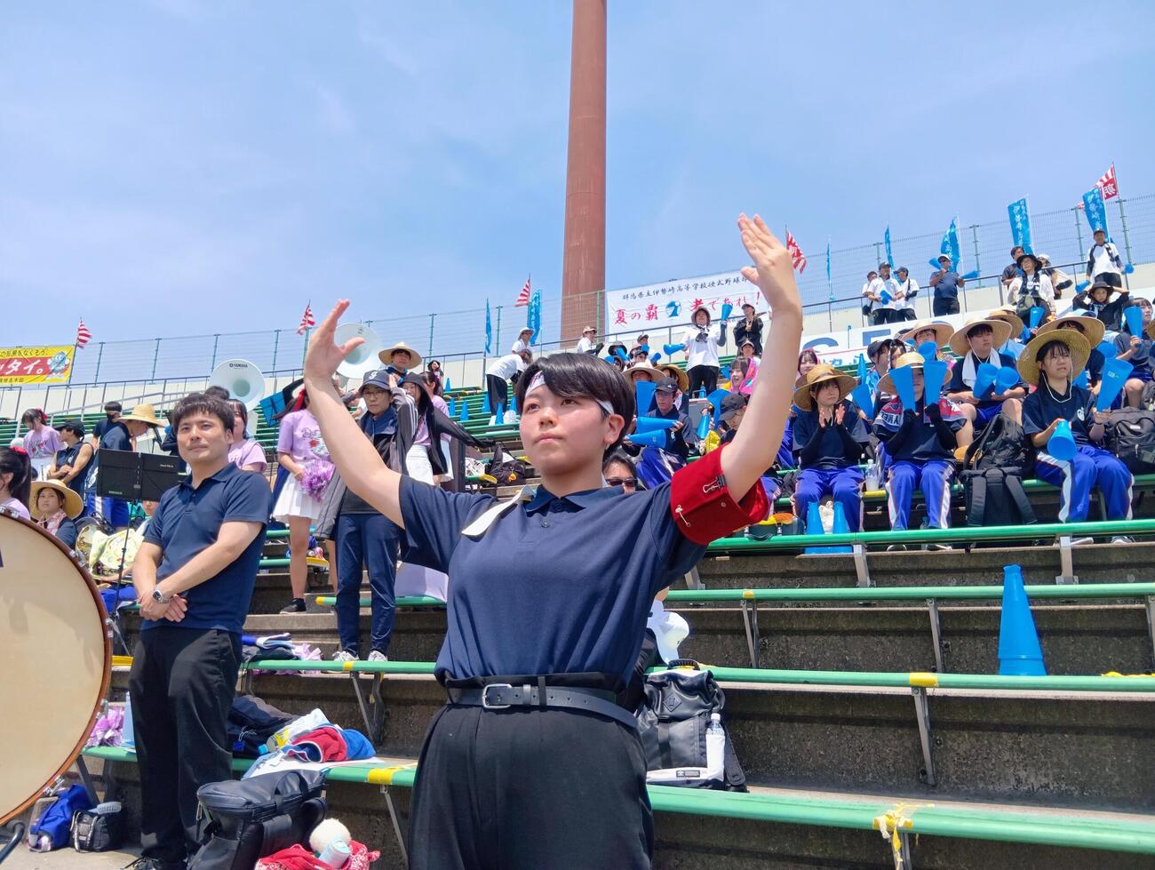 群馬大会2回戦でスタンド応援を統率する伊勢崎の新井優希応援団長