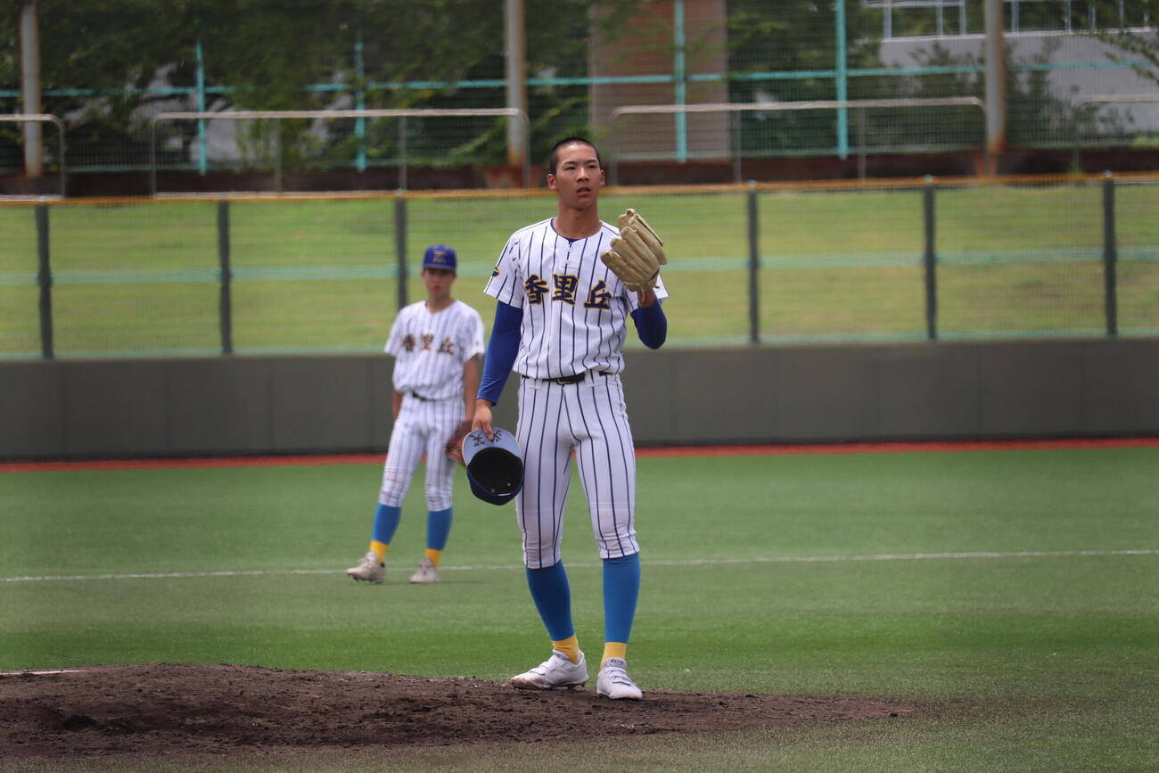 門真西対香里丘　5回に登板した香里丘・岡本翔斗（撮影・佐藤妙月）