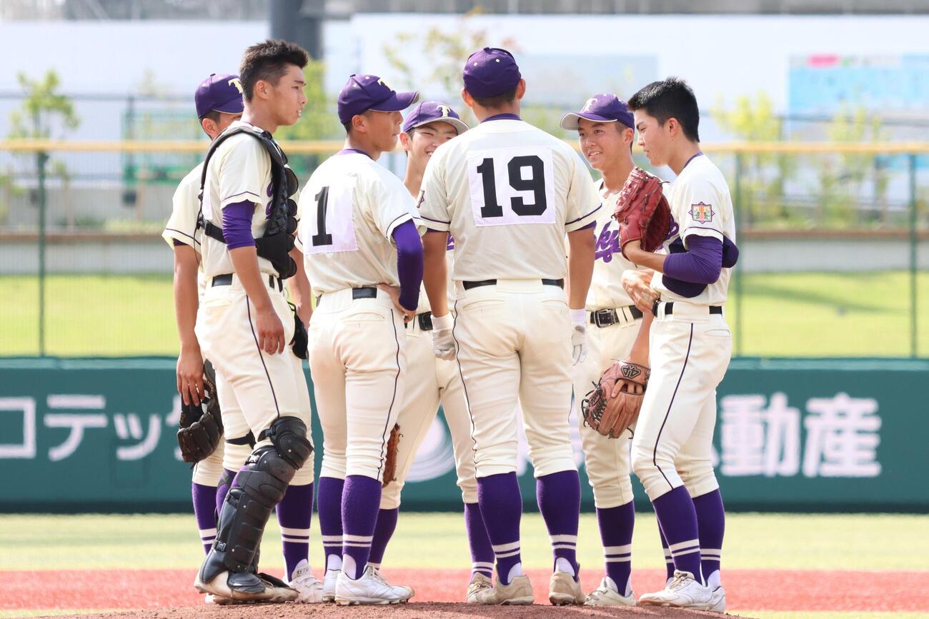 第108回全国高校野球東東京大会　2回戦　大東大第一対東京　マウンドに集まる東京の選手たち（撮影・栗林真菜）