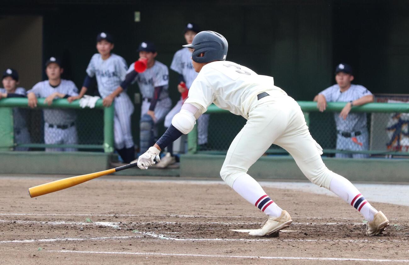 第108回全国高校野球埼玉大会　2回戦　独協埼玉対県浦和　3回裏1死一、三塁、先制の適時打を放つ県浦和・矢富桜生（撮影・会田京叶）