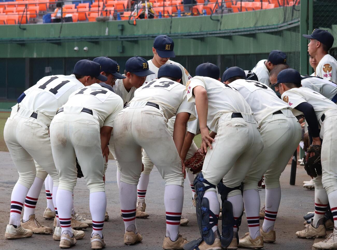 第108回全国高校野球埼玉大会　2回戦　独協埼玉対県浦和　円陣を組む県浦和（撮影・会田京叶）