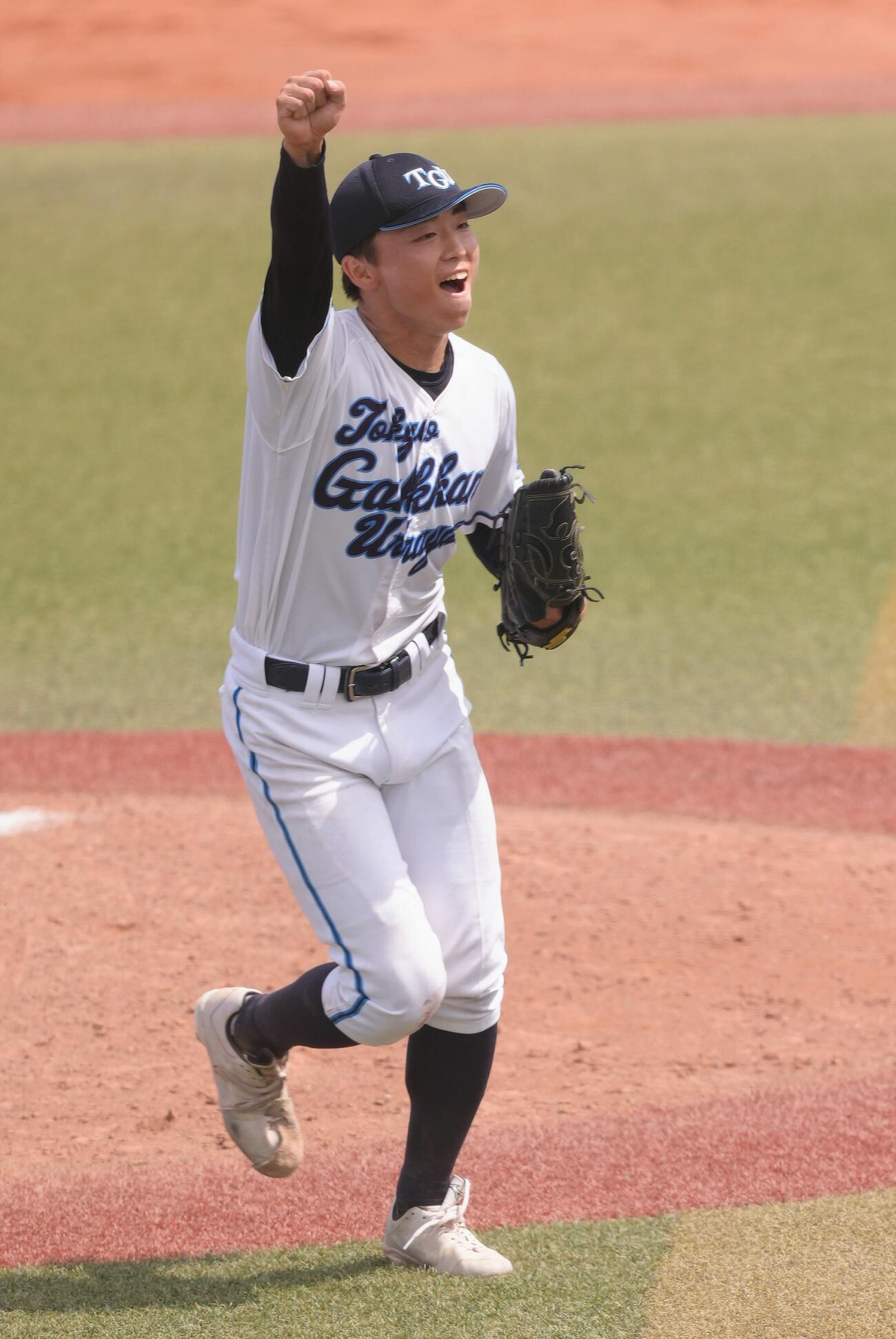 東京学館対東京学館浦安　完封勝利を挙げガッツポーズする東京学館浦安・大家雅史（撮影・足立雅史）