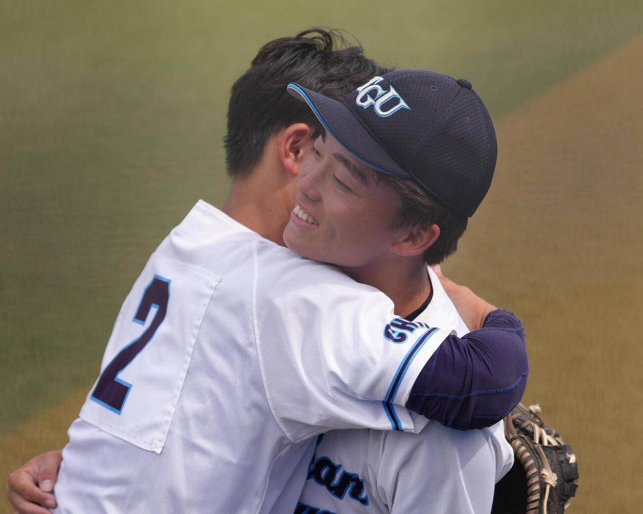 東京学館対東京学館浦安　完封勝利を挙げた東京学館浦安・大家雅史（右）は関川遥己と笑顔で抱き合う（撮影・足立雅史）