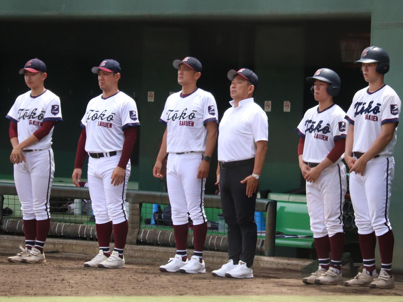 監督就任後、初の夏1勝を治め、ベンチ前に整列する（左から3番目）天野喜英監督（撮影・保坂淑子）