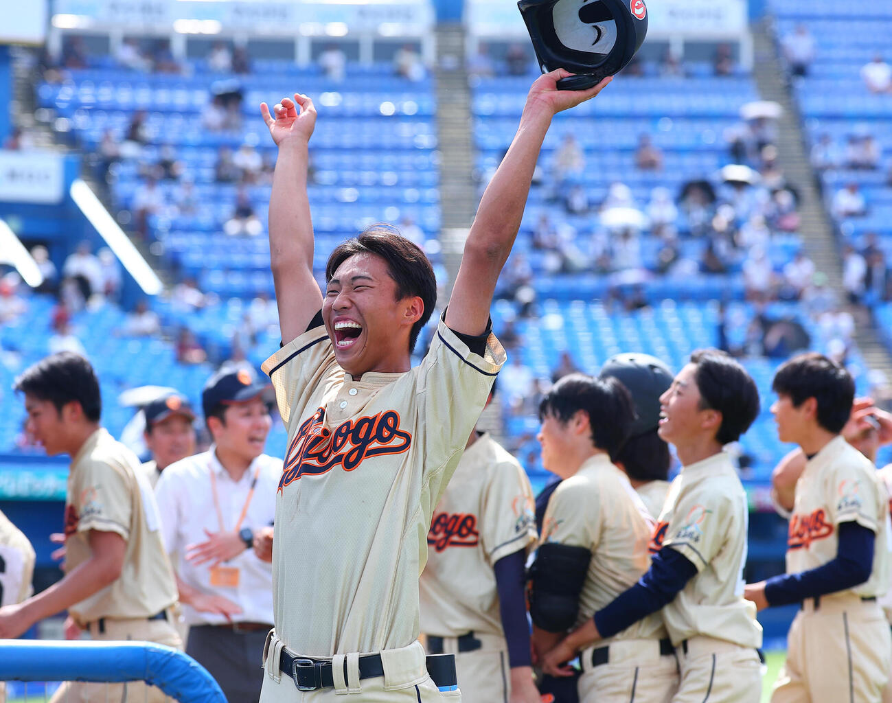 昭和第対王子総合　タイブレークの延長11回、サヨナラ勝ちを喜ぶ森田暖翔ら王子総合の選手たち（撮影・野上伸悟）